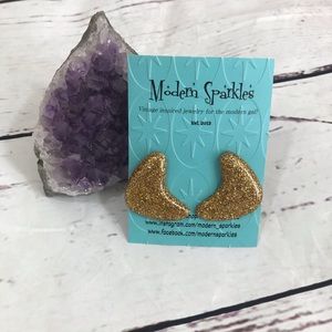 MODERN SPARKLES gold boomerang post earrings